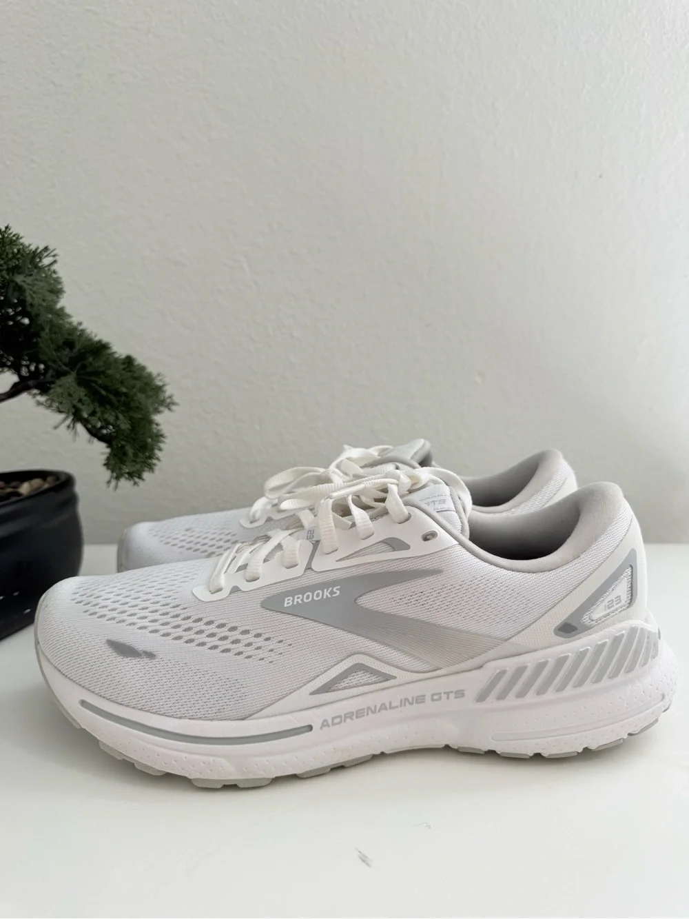 Brooks Adrenaline GTS 23 Women size 9 White and Light Gray Running Shoes - Picture 3 of 9